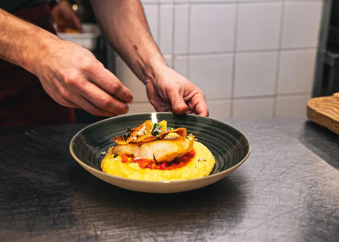 Otel Logis Et Restaurant La Bombardiere Cuq-Toulza