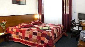 Logis Et Restaurant La Bombardiere Otel