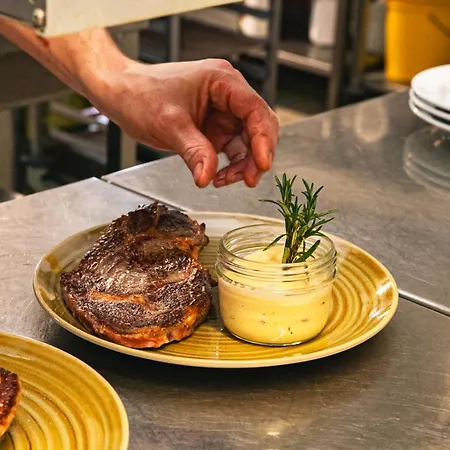 מלון Logis Et Restaurant La Bombardiere 3*