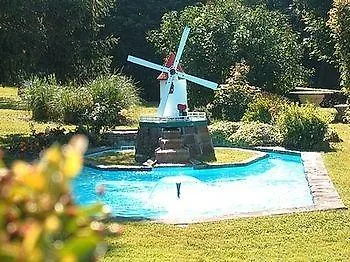 Logis Et Restaurant La Bombardiere מלון